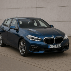 BMW 1 Series hybrid i blå – kompakt og brændstofeffektiv hybridbil til nem, fleksibel leasing med hurtig levering.