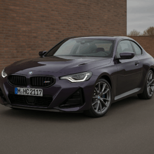 BMW M240i xDrive Coupé i mørk lilla – kompakt sportscoupe med AWD til enkel, fleksibel leasing og hurtig levering