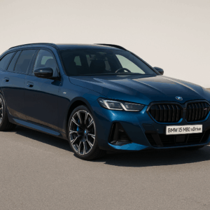 BMW i5 M60 xDrive Touring i blå – rummelig elbil til enkel, hurtig og fleksibel leasing hos LeasingBird.