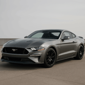 Ford Mustang GT grafitgrå – kraftfuld V8-coupé til simpel, hurtig og fleksibel leasing hos LeasingBird.