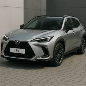 Lexus LBX hybridbil i sølv – kompakt SUV med brændstofeffektivitet, enkel leasing, hurtig levering og fleksibilitet.