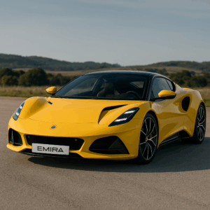 Lotus Emira i gul – brændstofeffektiv sportscoupé til enkel, hurtig og fleksibel leasing hos LeasingBird.