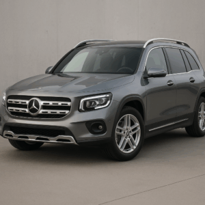 Mercedes-Benz GLB hybridbil i sølvgrå – kompakt, rummelig SUV til fleksibel leasing, enkel bestilling og hurtig levering.